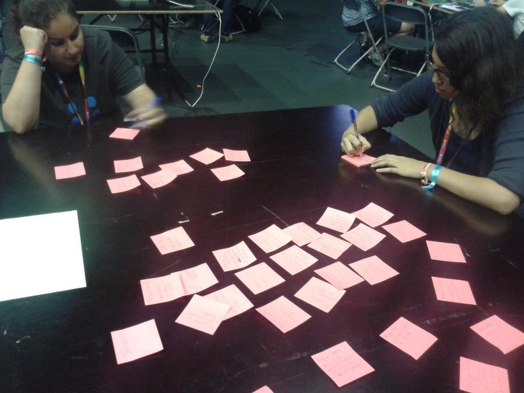 EmmanuelBama's tweet photo. Moment intense de Brainstorming #Hackxplor #FMLF2015 #VoX2.0 http://t.co/EzcBpvTvE2