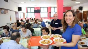 repubblica's tweet photo. Bologna, come regalo di nozze chiede una mensa dei poveri: primo pranzo per 60 persone http://t.co/iRetzc9LRZ http://t.co/cwEZVAVaDt