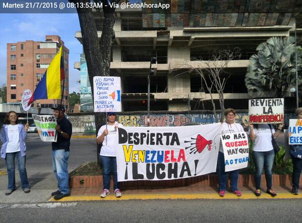lizardo_jesus's tweet photo. #21Jl CARABOBO: @PyMActivos PROTESTARON FRENTE a Bicentenario Av Bolivar,Valencia #EstallidoSocial2015 @SandovalCesar http://t.co/x1TPfzUkXY