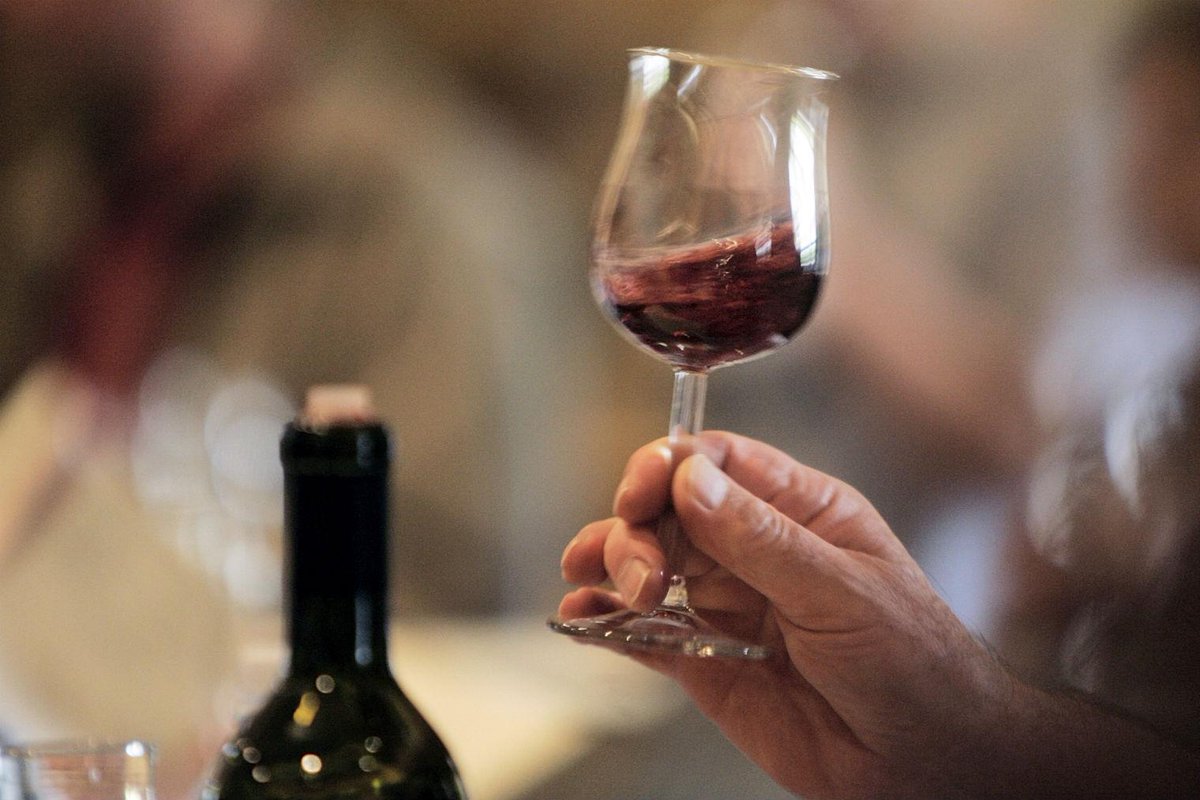 SpowartWines's tweet photo. Breaking News: you've been holding your wine glass all wrong http://t.co/c3CI1NBEdr http://t.co/lfR3TyYpY0
