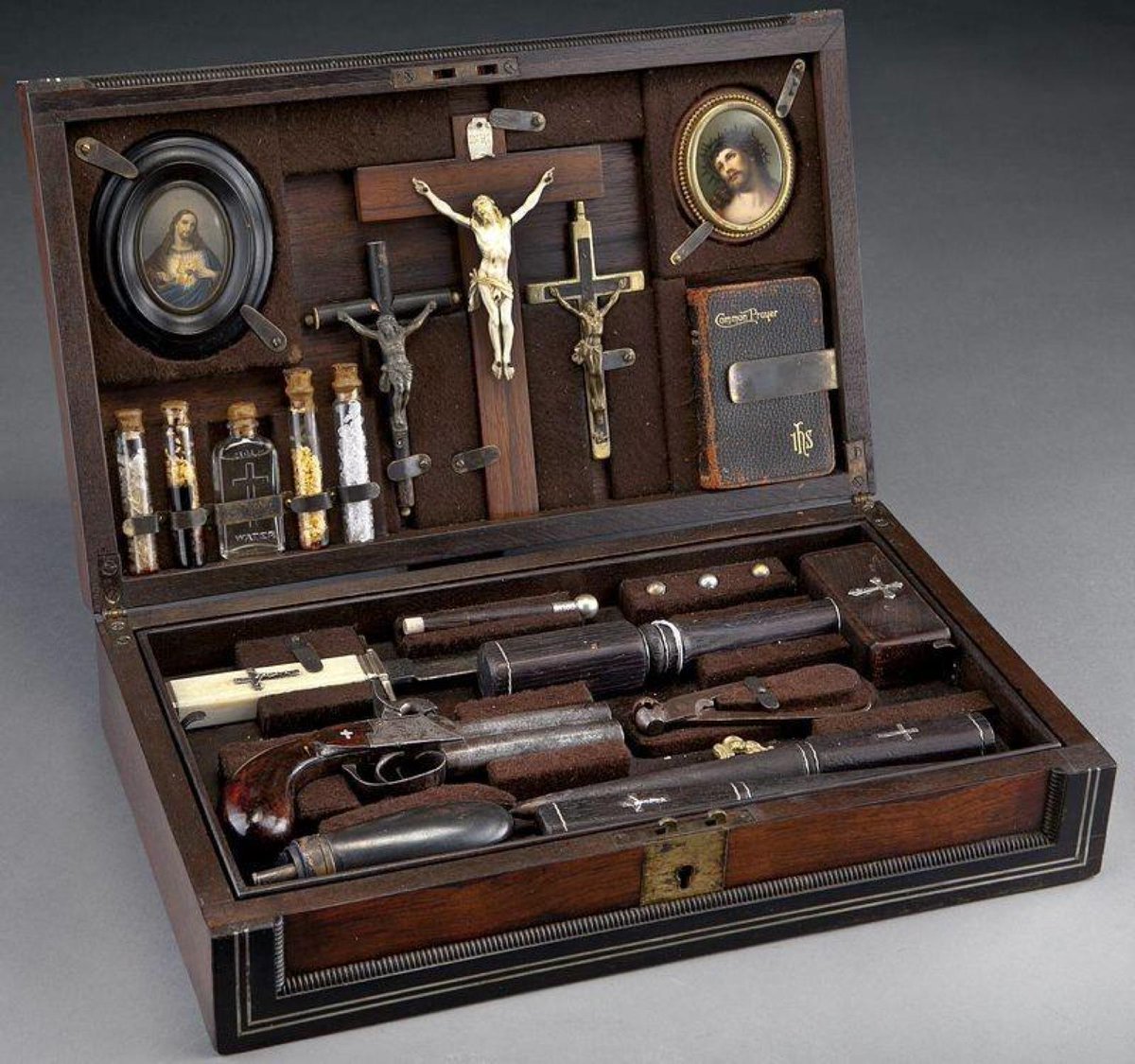 OrbisTertius3's tweet photo. Valigia con kit per la caccia ai vampiri. Inizio 900. http://t.co/xL5HvI5Bs5