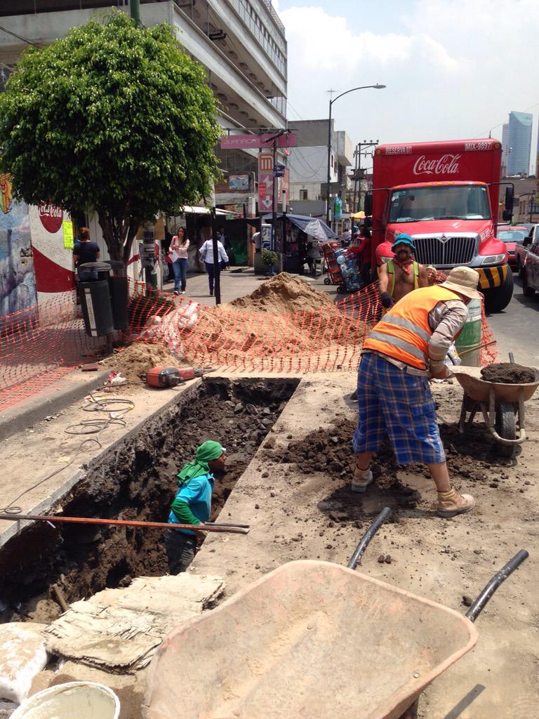 AlcaldiaMHmx's tweet photo. #TomePrecauciones Continúan trabajos d rehabilitación alcantarillado y drenaje Col. San Miguel Chapultepec II #PP2014 http://t.co/IQOtp9eeGf