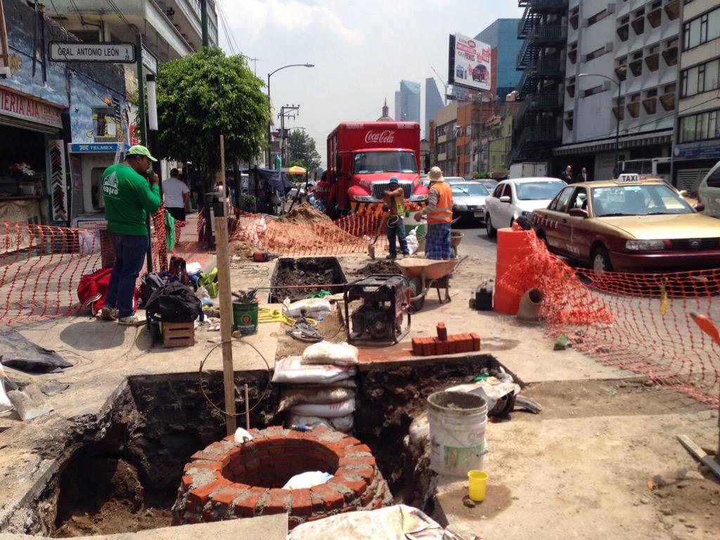 AlcaldiaMHmx's tweet photo. #TomePrecauciones Continúan trabajos d rehabilitación alcantarillado y drenaje Col. San Miguel Chapultepec II #PP2014 http://t.co/IQOtp9eeGf