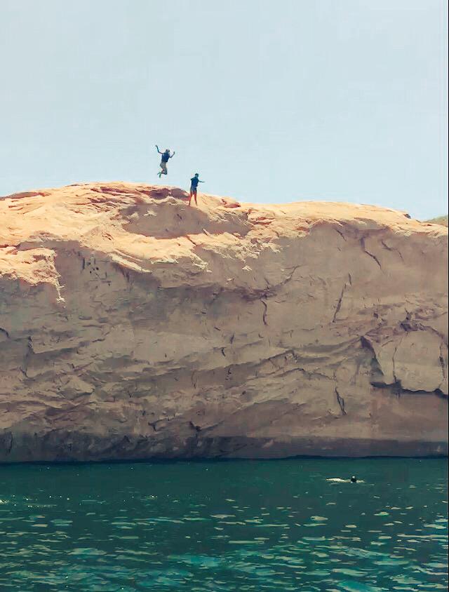 chezneyn's tweet photo. Cause we jump off big cliffs & get hurt..๐
#75ft http://t.co/VqW2ZOHIg0