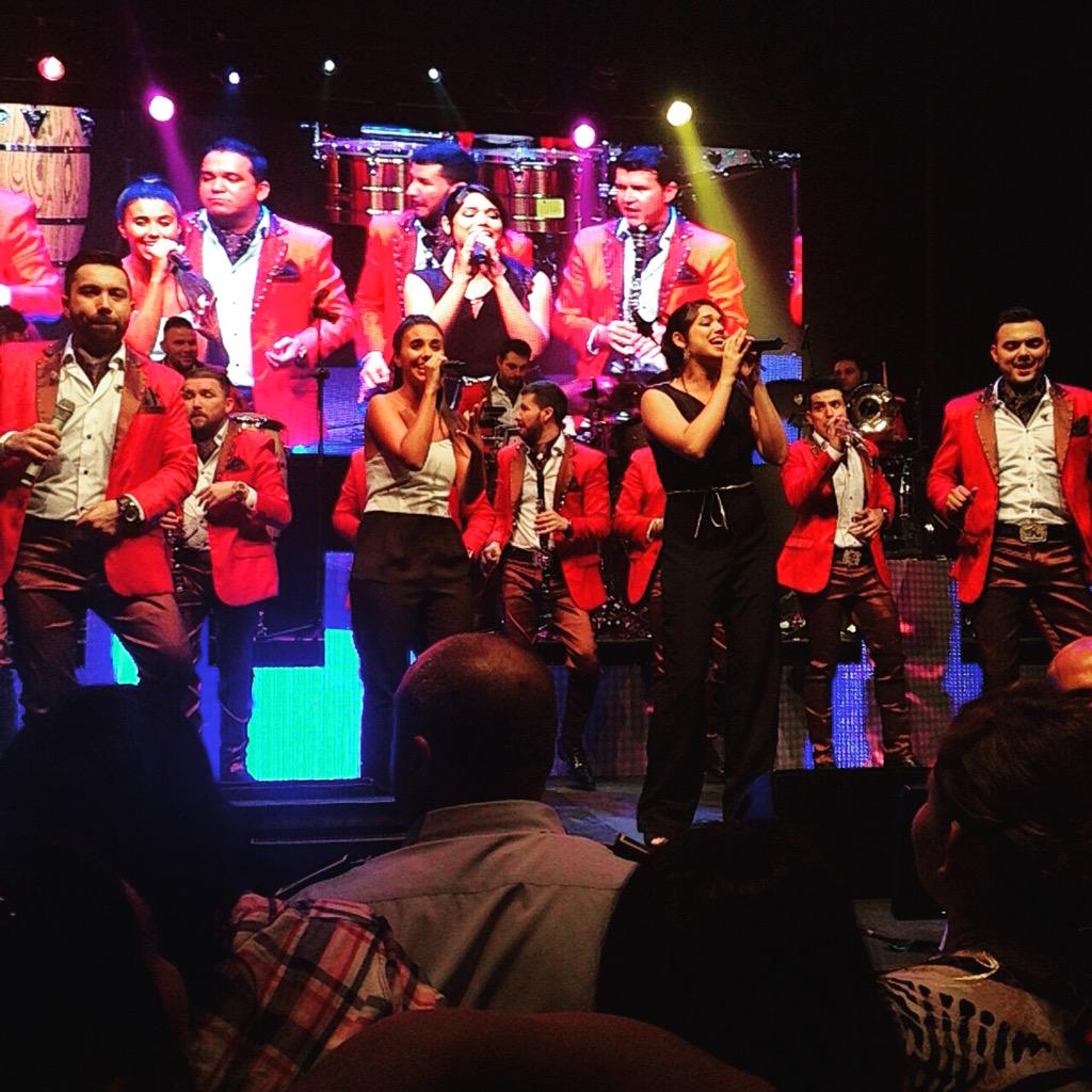 ElRecodoOficial's tweet photo. Con nuestras amigas @TatiSheOficial compartiendo con nosotros el escenario en nuestra presentación en Madrid http://t.co/5hakAncf9m