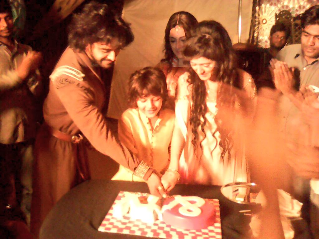 ROHITPUROHIT00's tweet photo. 100 episodes cake cutting @Panawasthy_31 celebrations....!! http://t.co/1x7eDIRfTK
