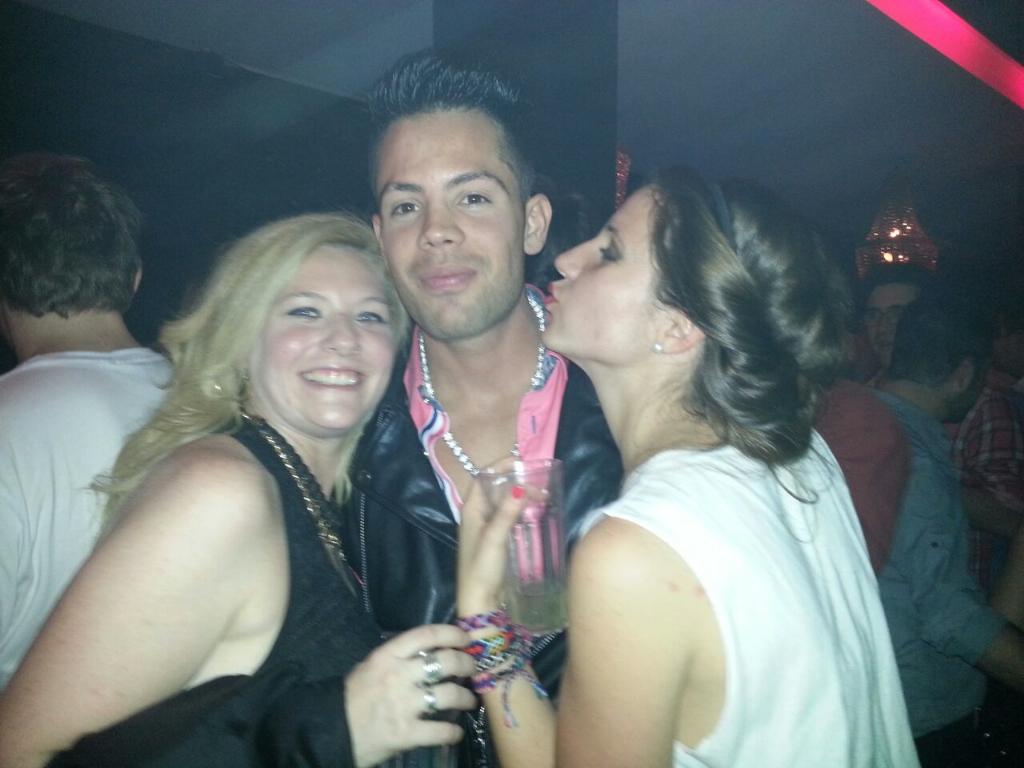 Diamev's tweet photo. @rialjorge asi son las noches de mariano en Córdoba boliche CRUZ http://t.co/fF4Czd1dh7