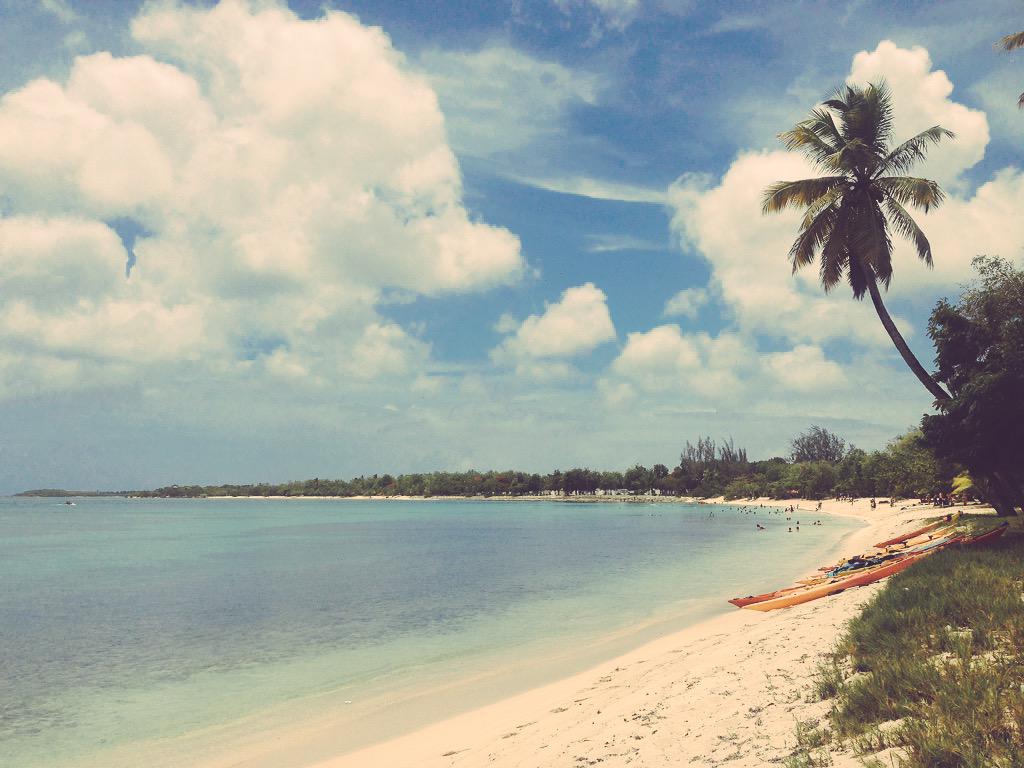 ThinkKreyol's tweet photo. Une belle journée ensoleillée pour se balader sur la plage du Souffleur à Port-Louis #ThinkKreyol #PBO #Tourisme http://t.co/UZOAtv3VTN