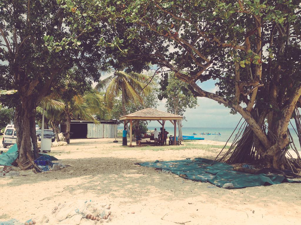 ThinkKreyol's tweet photo. Une belle journée ensoleillée pour se balader sur la plage du Souffleur à Port-Louis #ThinkKreyol #PBO #Tourisme http://t.co/UZOAtv3VTN