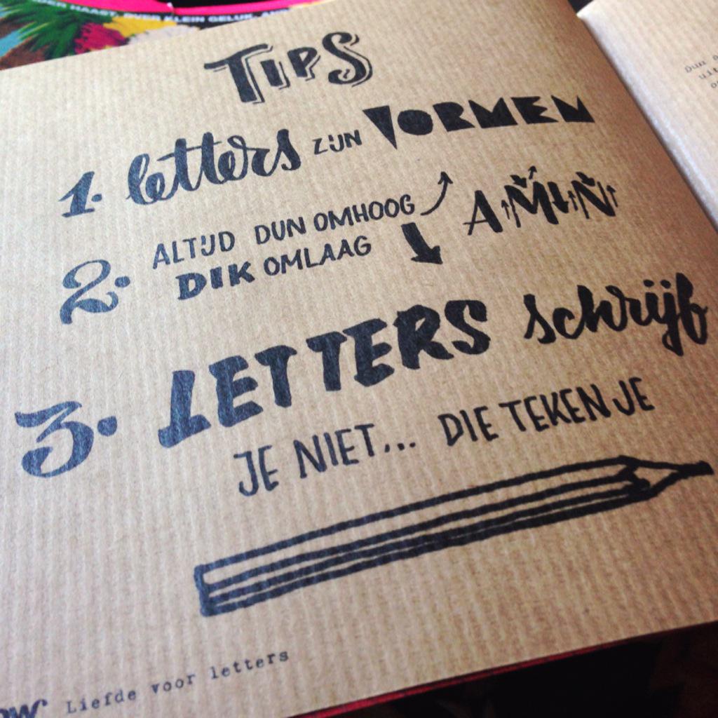 Gaaf! De Flow (aanrader, geweldig tijdschrift) heeft een vakantieboekje over lettertekenen. #liefdevoorletters