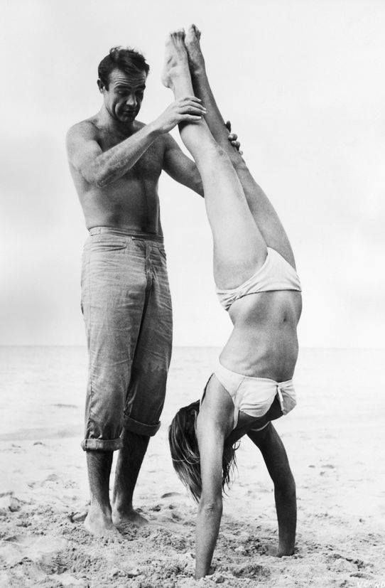 Amazing Historical Photo of Ursula Andress with Sean Connery in 1962 