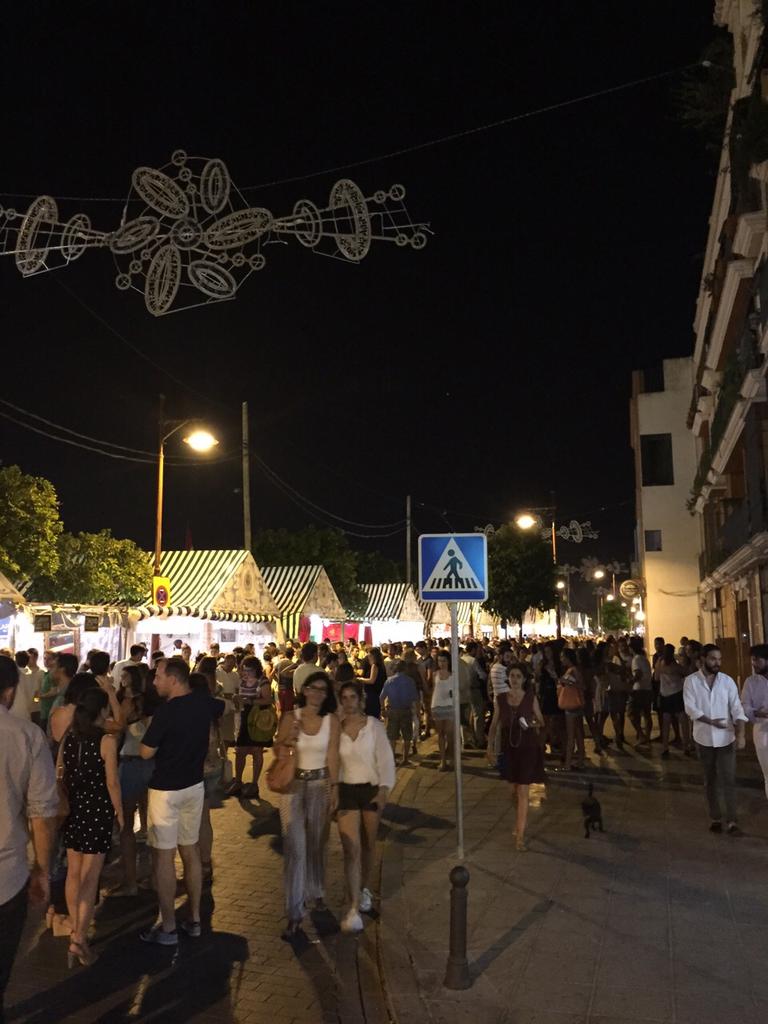 Triana_aldia's tweet photo. "Velaita de Santa Ana Triana, faroles...". ¡No cabe ni un alfiler en la calle Betis! @TDSevilla http://t.co/ABeK4qcW5l