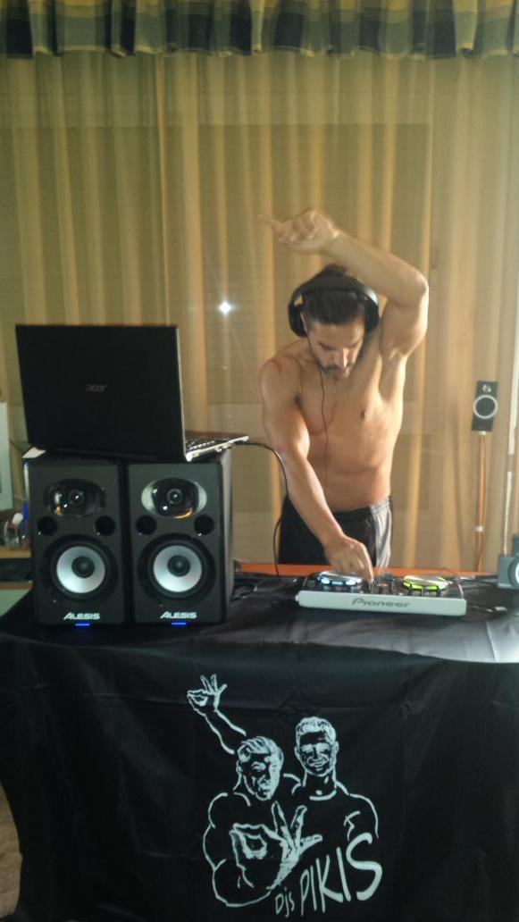 Djs_pikis's tweet photo. Ensayando para fiesta del viernes 24 de Julio! En @BichoAlmeria  #music  Quieres ver una fiesfa diferente...? http://t.co/ziOXG171Ww