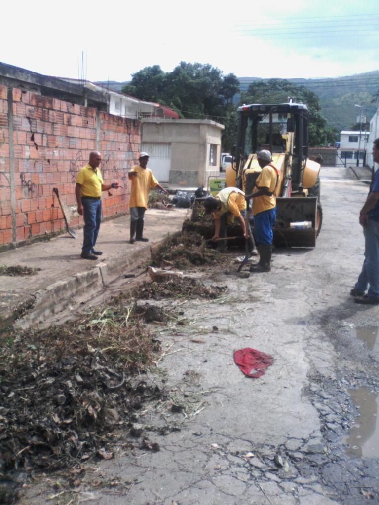 orozcomaria220's tweet photo. Vecinos de Capremco naguanagua agradecidos con nuestro querido Jacinto por la limpieza de canales en la urbanizacion http://t.co/9gVMVncsEd