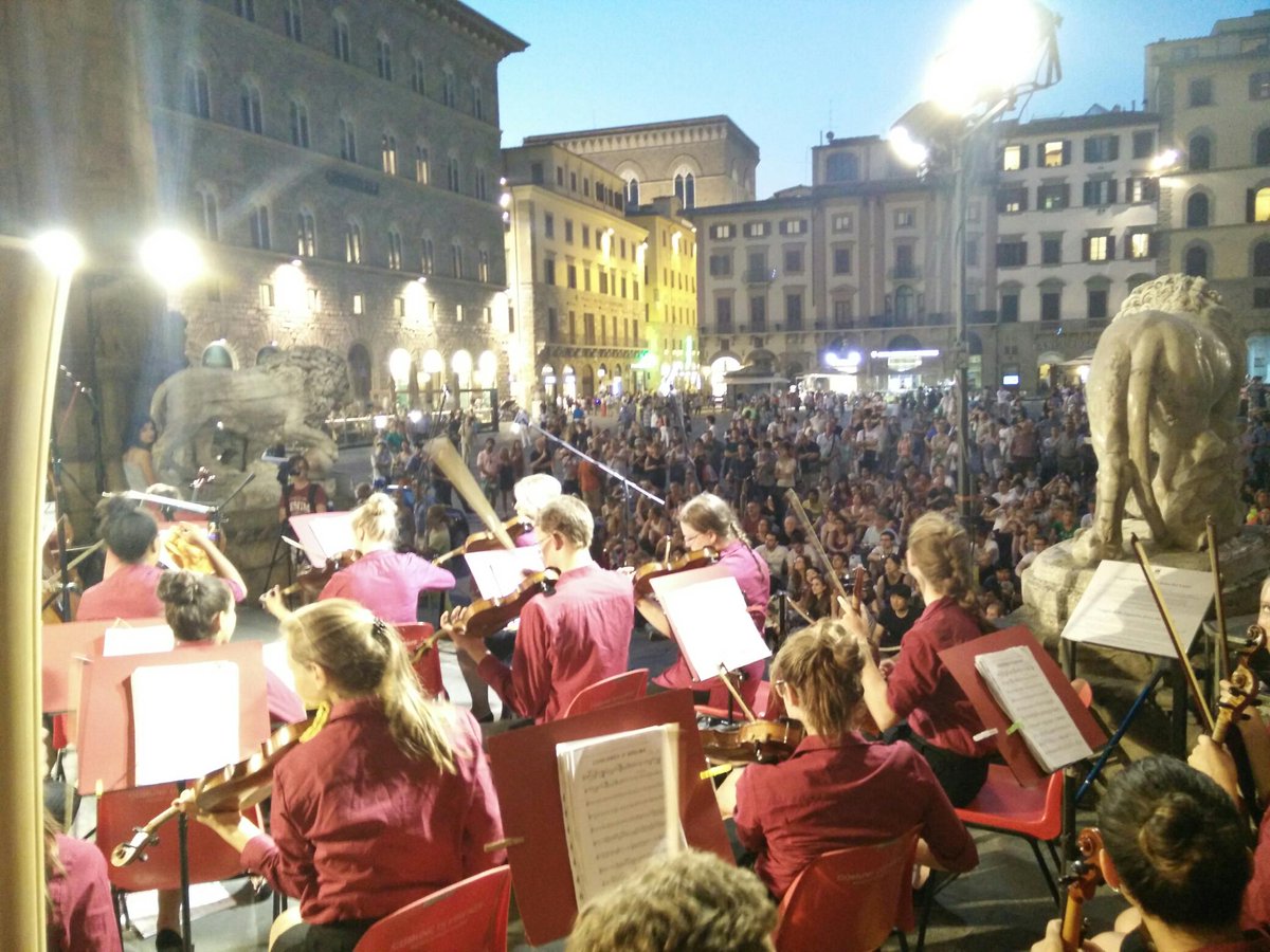 Een vol plein in Florence! Prachtig voor het laatste concert van onze tournee!