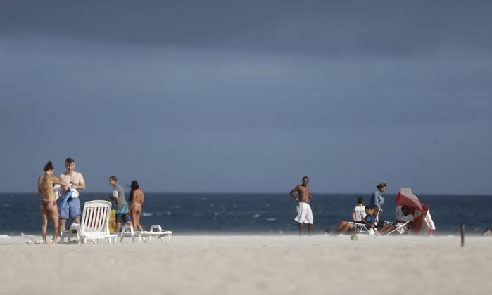 JornalOGlobo's tweet photo. Ventos fortes atingem o Rio e provocam falta de energia em pelo menos 7 bairros http://t.co/C9VzvNWjgE http://t.co/DVb2rEL9Rx