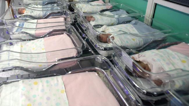 MediasetTgcom24's tweet photo. Scambiate in culla, chiedono 14 mln - La vicenda avvenuta a Bari 26 anni fa #scambioinculla http://t.co/YWBAnixOMI http://t.co/E5dJxIe7li