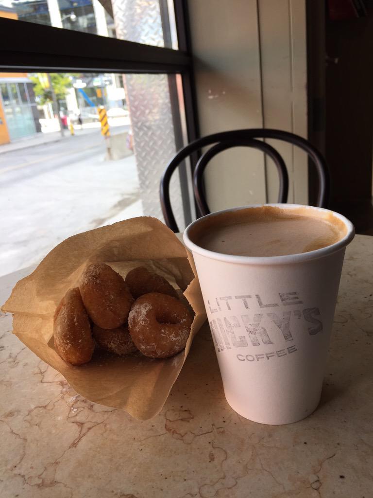 Suzy_QS's tweet photo. Nutella latte (yes, it's a thing!) and fresh mini donuts @LittleNickys in #Toronto with @jicastillo #LittleNickys http://t.co/SpT7su17sI