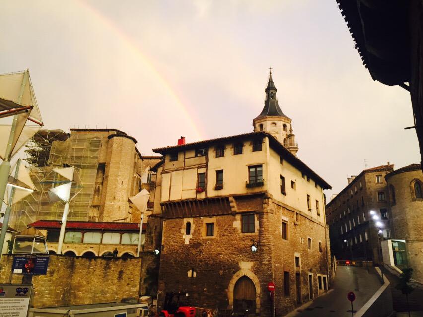 PortalonVitoria's tweet photo. Bonito arco iris en #vitoriagasteiz http://t.co/FZa0oYurE9