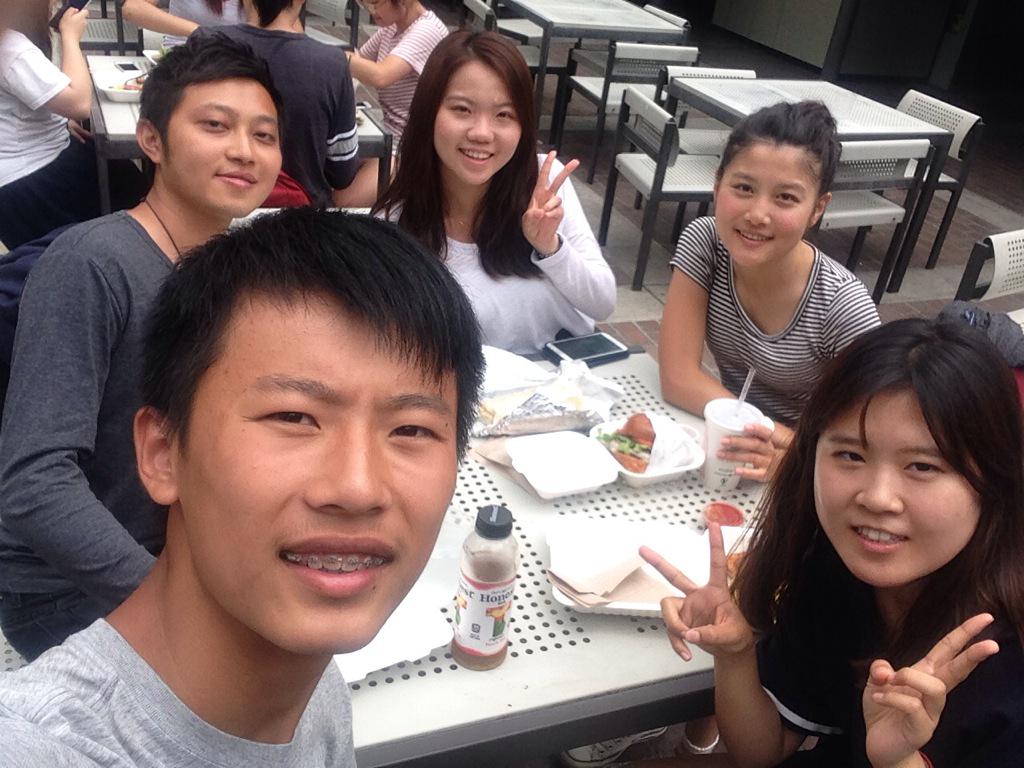 ClaraMeetsoda's tweet photo. @ScottUCLA we are eating lunch at la Valle commons!!!! http://t.co/rC3DU1Best