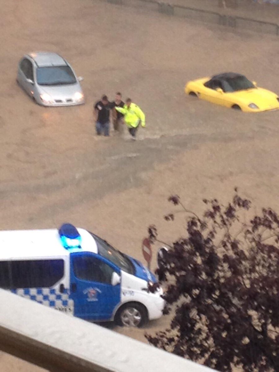 eltiempo_atv's tweet photo. Menuda tormenta con piedra en #Huesca. En algunos barrios más de 40 l/m2 en una hora. De 38ºC a 20ºC en minutos. http://t.co/S0ATP5BwEx