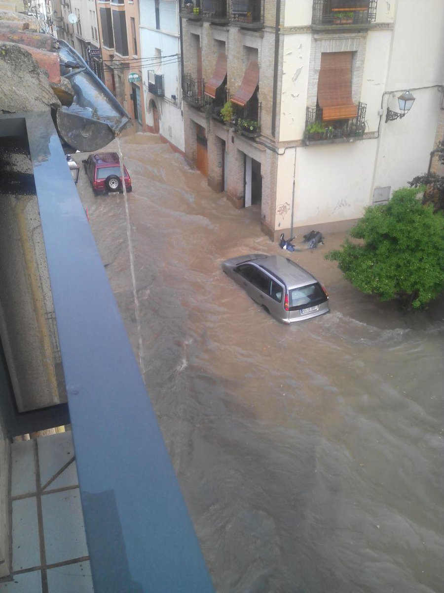 eltiempo_atv's tweet photo. Menuda tormenta con piedra en #Huesca. En algunos barrios más de 40 l/m2 en una hora. De 38ºC a 20ºC en minutos. http://t.co/S0ATP5BwEx