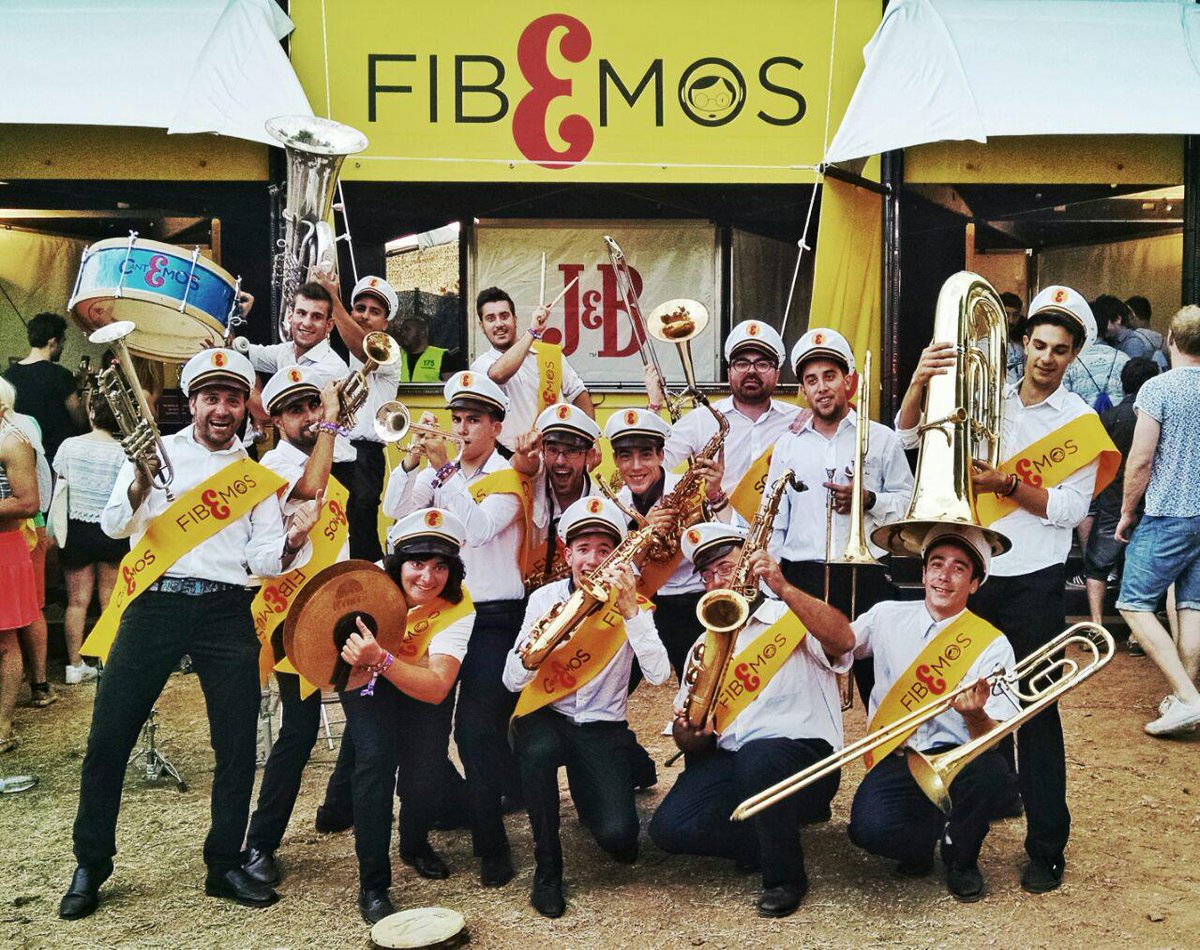 toxicosmosradio's tweet photo. ¡Como nos sorprendieron los amigos de J&amp;B y su charanga versioneando a las bandas de @fiberfib! #jb #fibemos #FIB2015 http://t.co/rcuzot5oDF