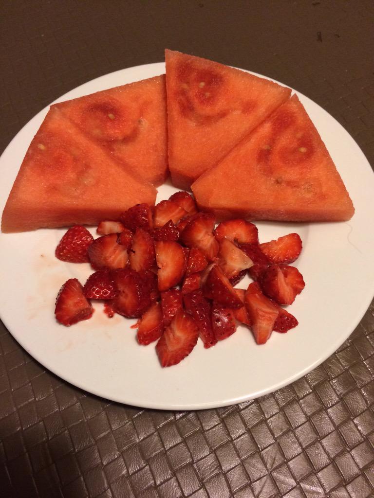 Problemweight's tweet photo. Diner: salade composé + 2 chevre chaud et en dessert pasteque+ fraise #TheWeighProject 😍🍉🍓 http://t.co/XBqGEtTqcW