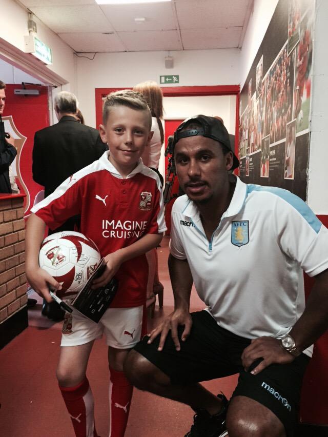 Thanks <a href="/g_agbonlahor/">Gabby Agbonlahor</a> 4 meeting my son tonight. He plays for @AcademySTFC but villa through and through <a href="/AVFCOfficial/">Aston Villa</a>