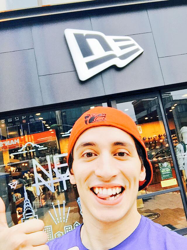 DamianVilla58's tweet photo. Dando el rol en la tienda oficial de @NewEraCap en Corea 😁🇰🇷 #ChunCheonOpen #ShowYourCaps @NewEraMx @vicaserrano http://t.co/hwg99m2GCV