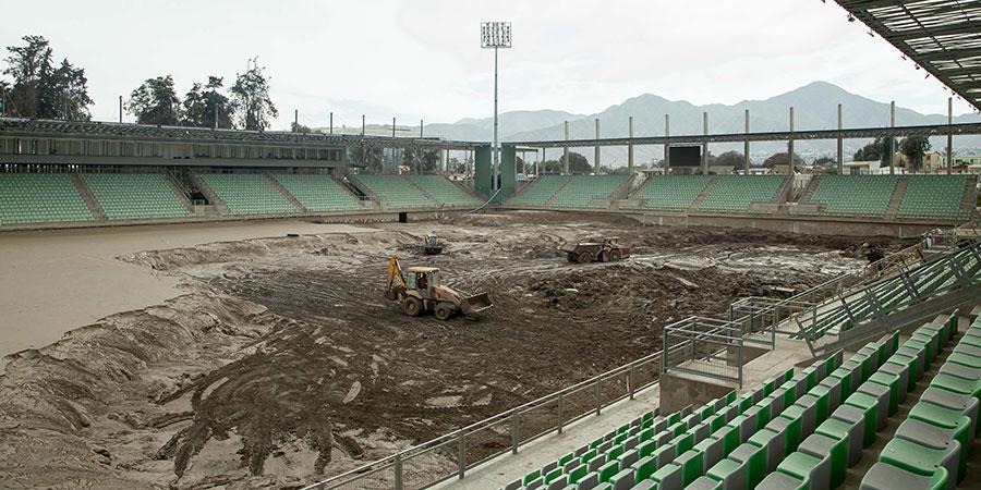 latercera's tweet photo. Las impactantes imágenes del estadio de Copiapó a cuatro meses del aluvión http://t.co/XIadfXGqZj http://t.co/yQmdFjT2jY