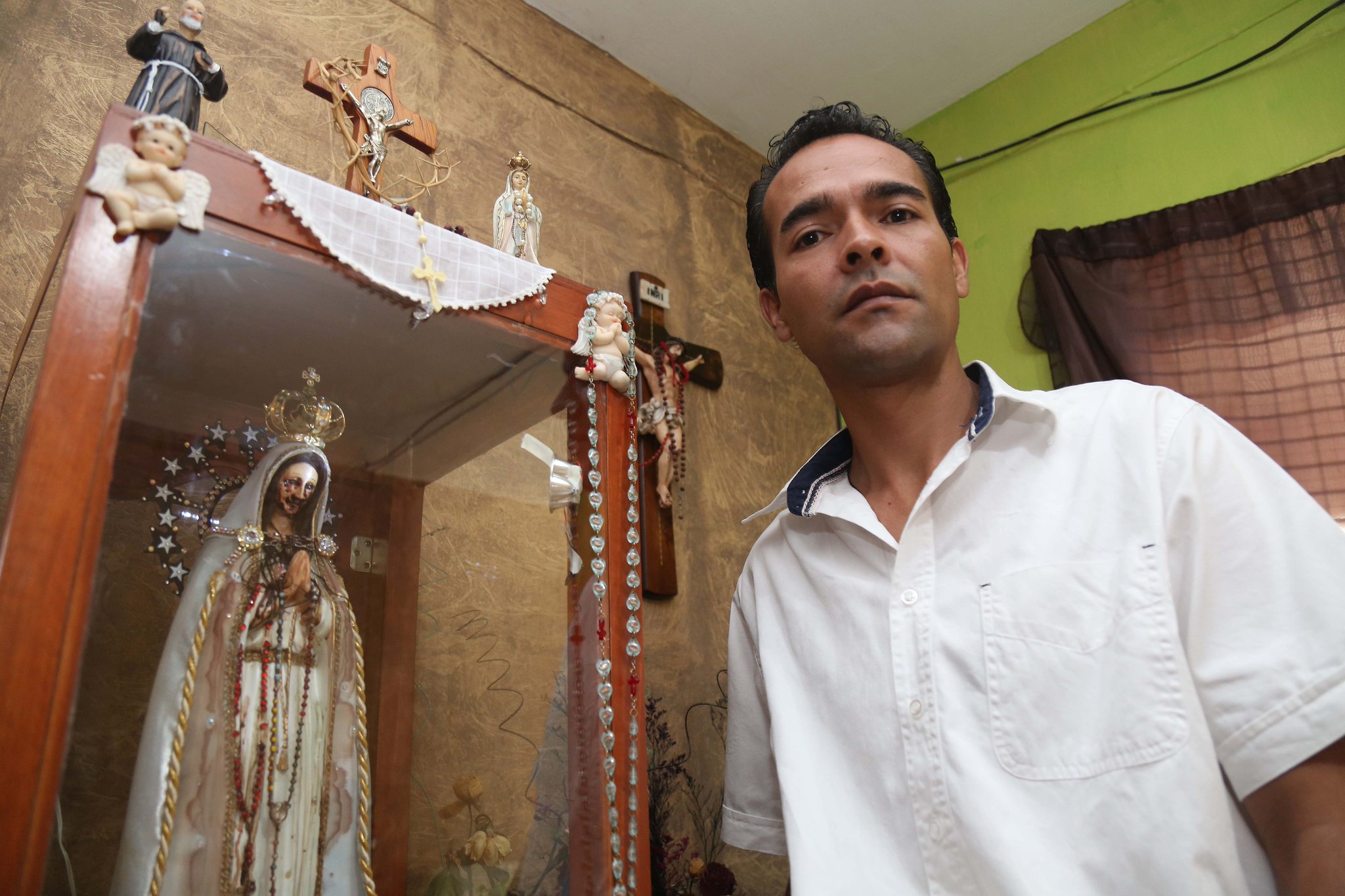 on Twitter "La imagen de una Virgen de Fátima llora sangre