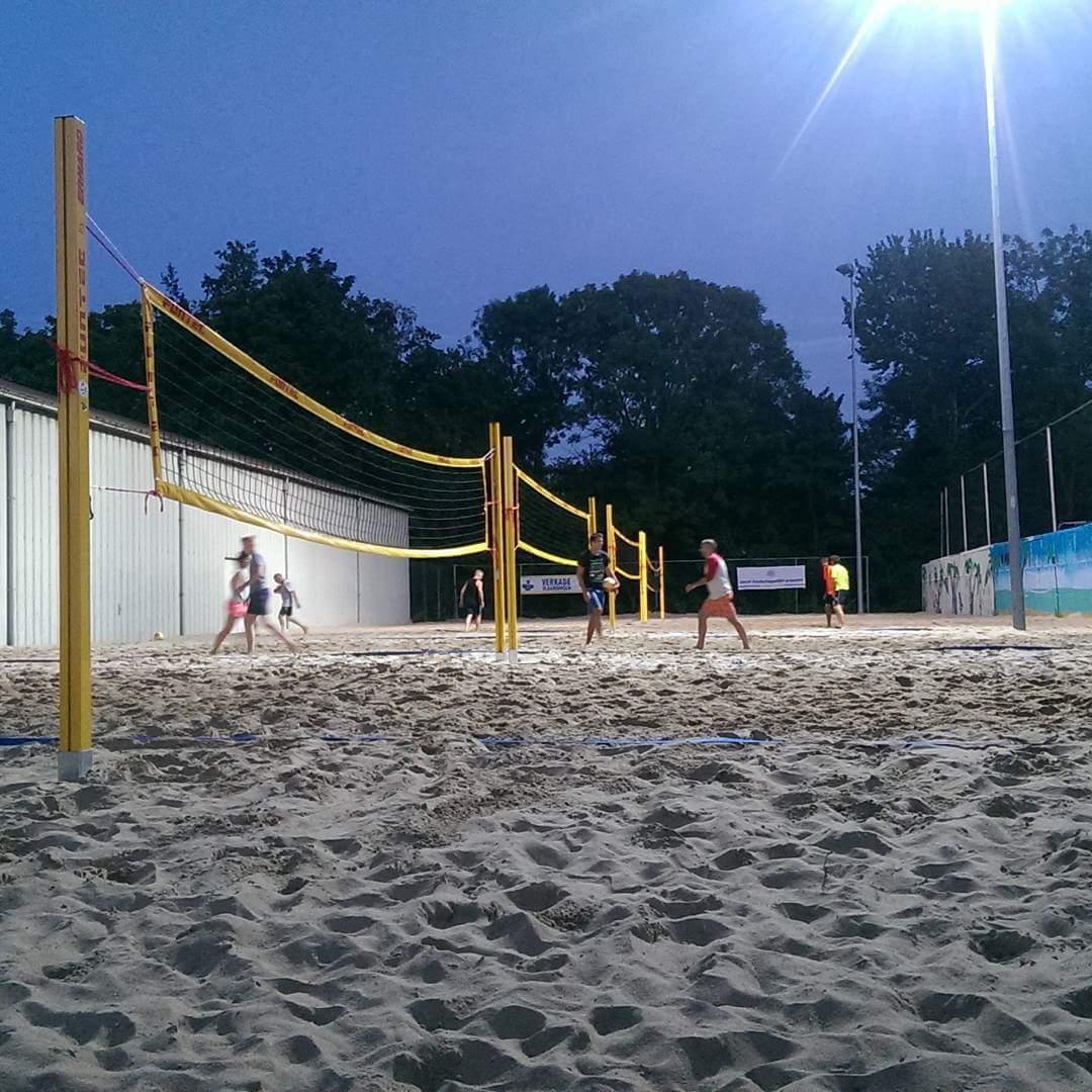 Weer heerlijk avondje beachvolleybal bij <a href="/move4Uvolleybal/">move4U volleybal</a> De 4 velden met het 'zalige' WK zand de hele avond vol.