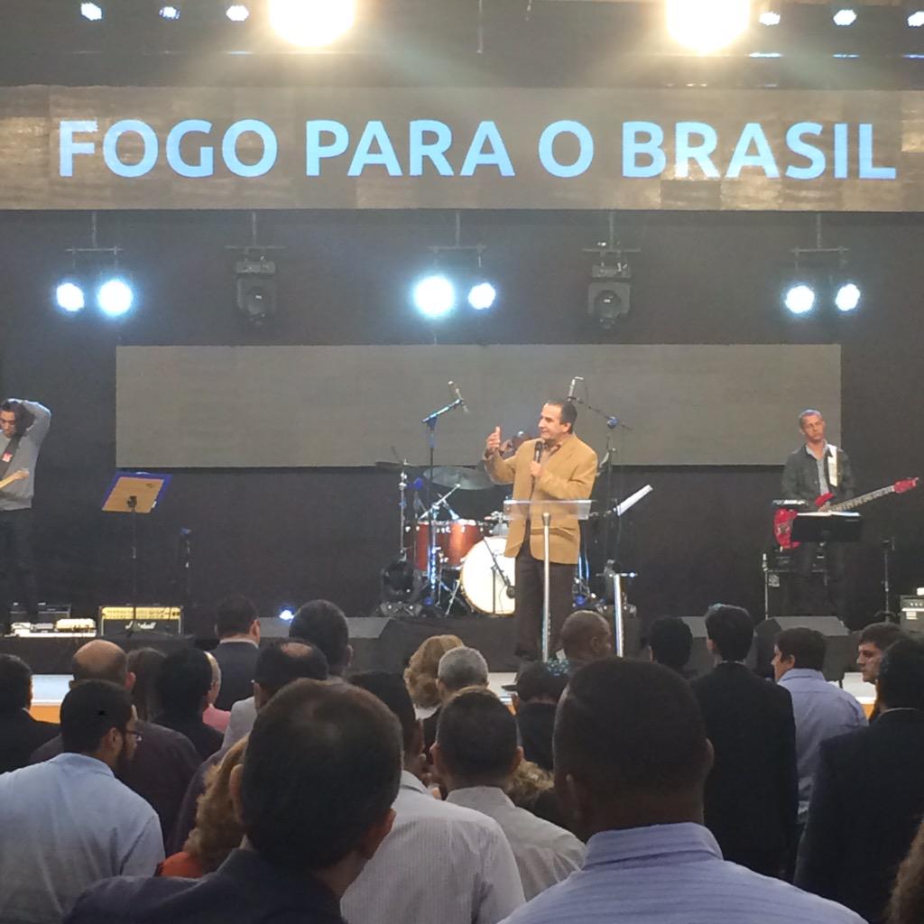 PastorMalafaia's tweet photo. Estamos iniciando a 19ª edição do Congresso Pentecostal Brasileiro Fogo para o Brasil, aqui na sede da Advec. http://t.co/FTm63y0oGZ