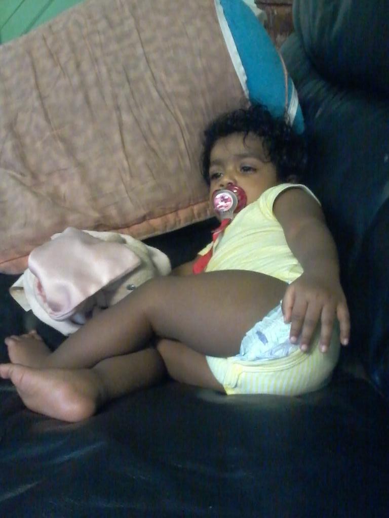 StarBrightPlays's tweet photo. My niece mia chilling on the couch http://t.co/cDRXHs6sPm