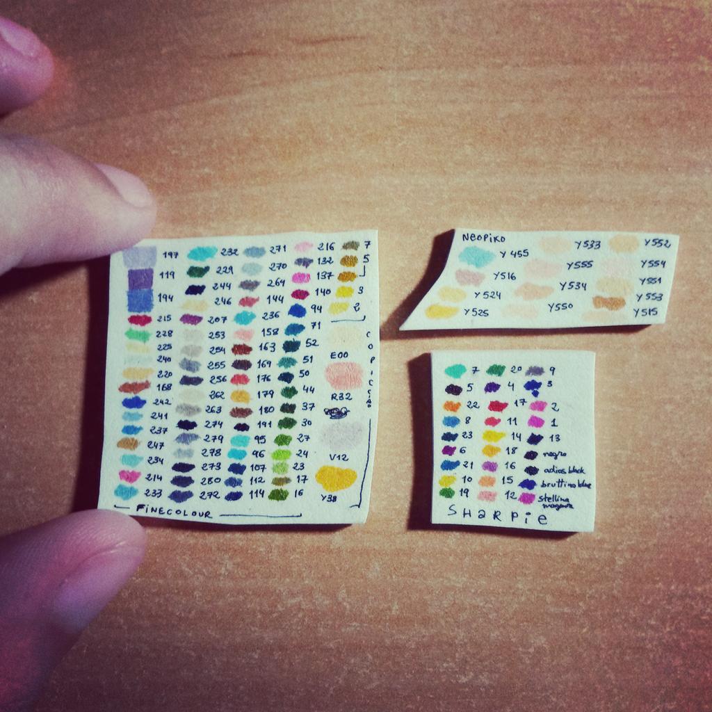 stardixa's tweet image. Mini-pruebas de color sobre plástico mágico. Próximamente pruebas de resistencia al agua y demás xD #colortesting