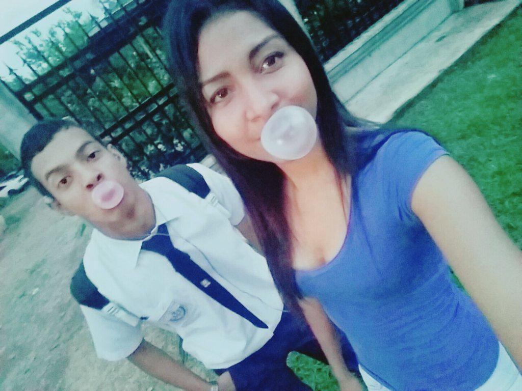 wendel507's tweet photo. Cn la Prima #comiendoChicle 
Jaaaa😜😊😘 http://t.co/NMMnMTELHt