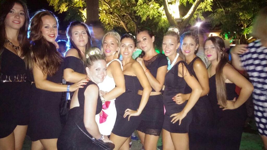 chariniii_4's tweet photo. Despedida de mi @gm_rouse  en la mejor compañía #risas#conil#conilrouge#lafiestadelbarco#playa#sol http://t.co/DB4eVvz5T4