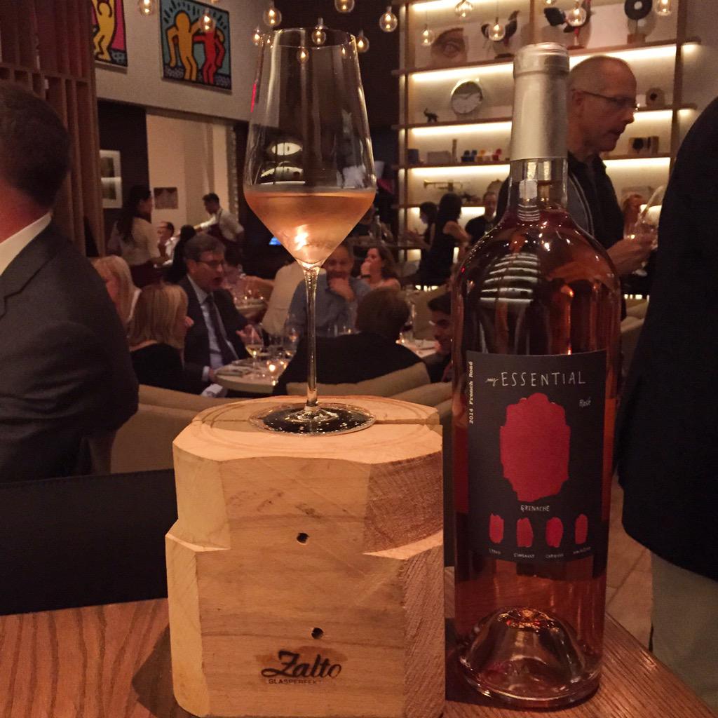 sohmbar's tweet photo. Hot outside and cool inside @sohmbar . Serving crisp #myessential from our friend @yobetts #bettsafterdark #9pmpour http://t.co/9AVFTePNH1