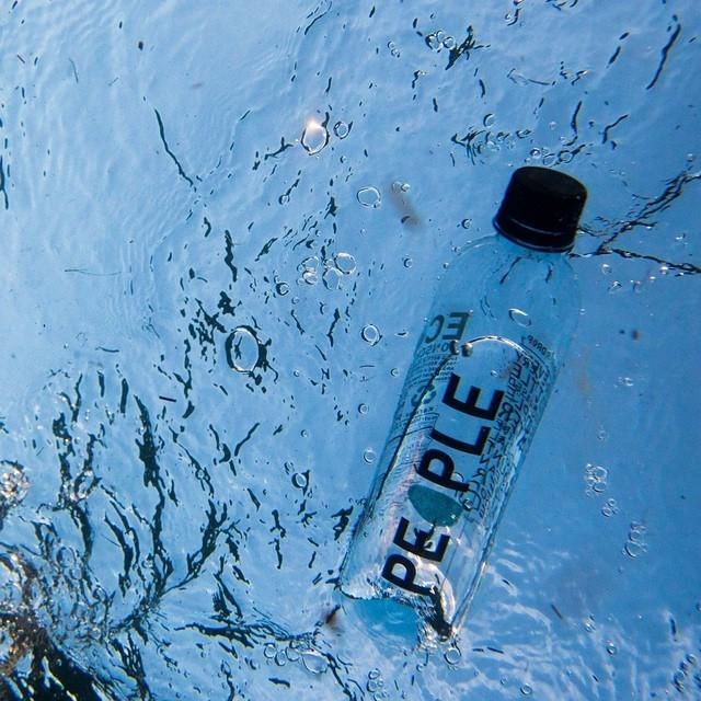 Hot summer remedies: a cold People Water. 
Head to ift.tt/1GAwAKr to find your nearest #DrinkForTwo. 
#pe…