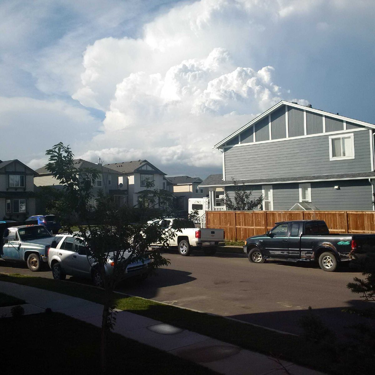 Heading east of #airdrie hope it keeps going#nomorehail!#abstorm