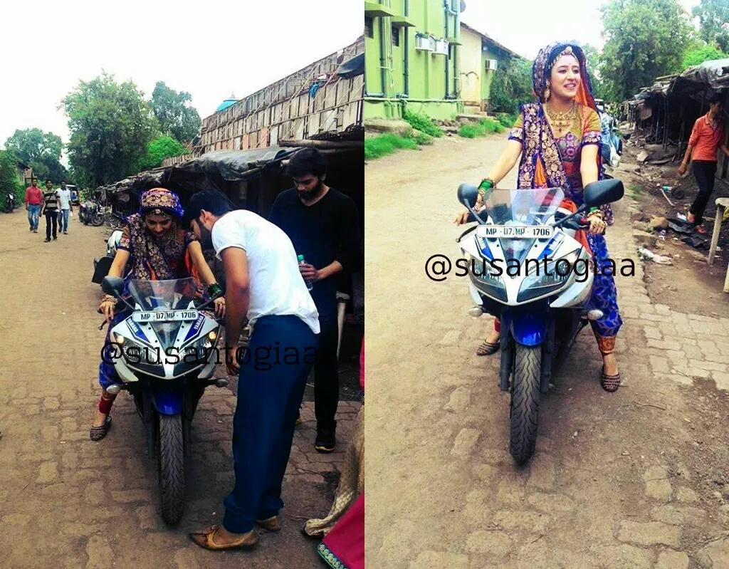 FcParidhiSharma's tweet photo. Dabangg #ParidhiSharma #onset #Karjat #Speechless #moment #bikegirl 😭 😭 
#missubeautiful Cred @suzaandsouza23 http://t.co/4UJs7V0pgK