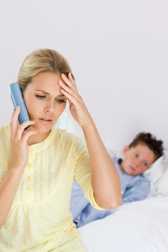 мама вызывай скорую. врач с ребёнком на комиссии. тревожная мама и ребенок. мама вызывай скорую. мама вызывай скорую.