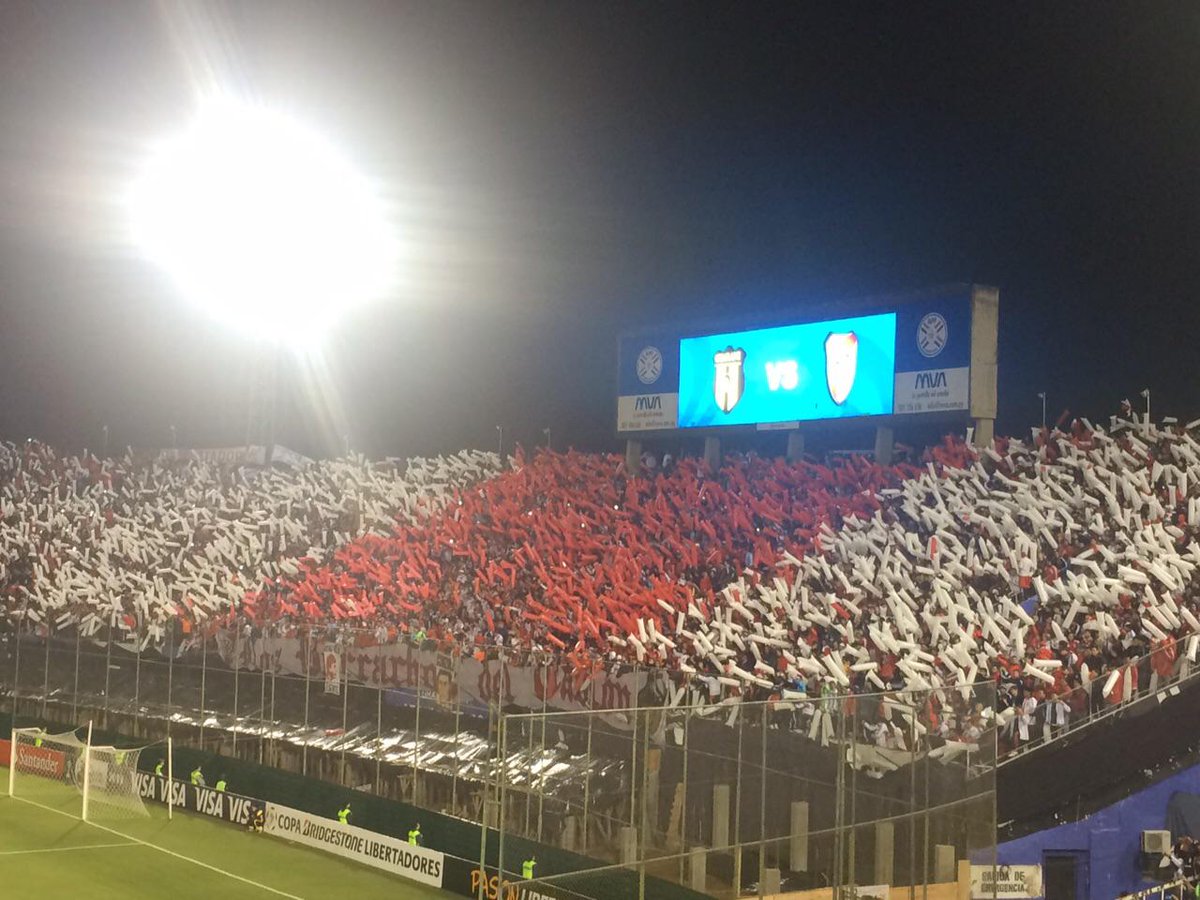 Cronica_ok's tweet photo. Así coparon los hinchas de #River el estadio ante Guaraní. Diez mil almas #LocalesEnParaguay http://t.co/nYnBMWo4aP