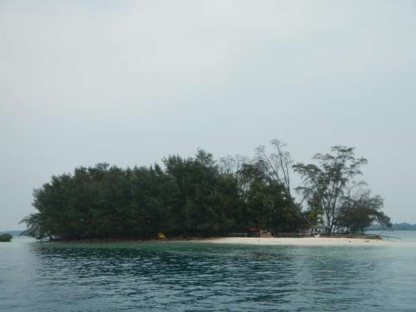 why_indo's tweet photo. Nih, foto Pulau Dolphin di Kepulauan Seribu. http://t.co/6L2fIUVrBm http://t.co/LEDP7VDii3