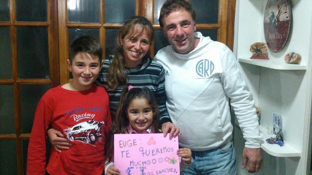 paulalaki_1's tweet image. Euge Carizzoni. Te deseamos que lo pases super y pienses cuánto lo deseaste. More, Eze, Madrina y Omar #funtime2015