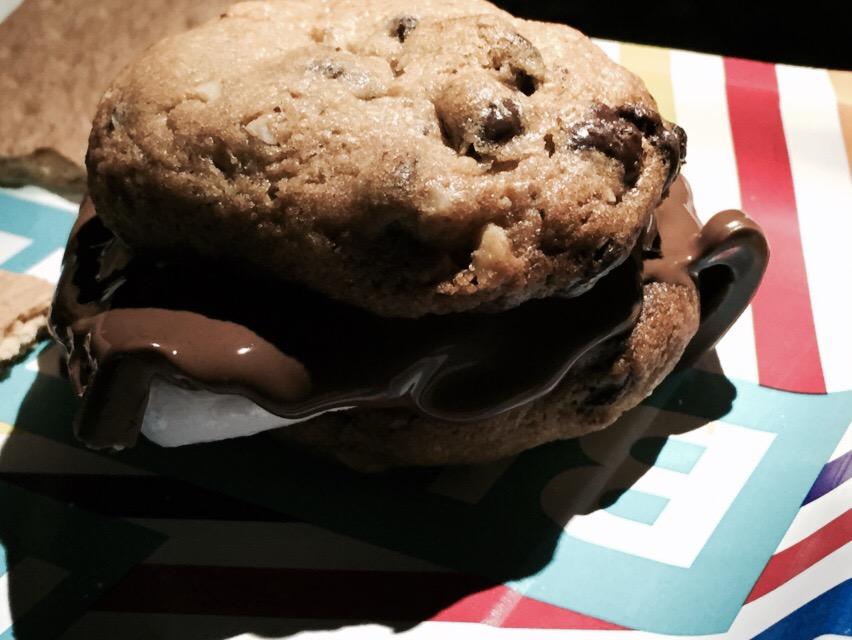MissyMcGinty1's tweet photo. Second up: The S'Whaley Melt #2cookies #1marshmellow #1Hershey http://t.co/rnuWNOGqxk