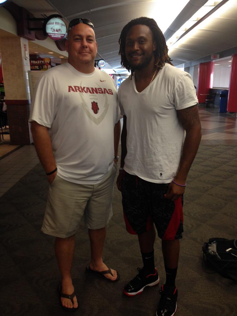 bigjoeferg's tweet image. @Arkansas_Logo look who I was lucky enough to share a plane ride with this evening. #Gohogs #Govikings #jariuswright