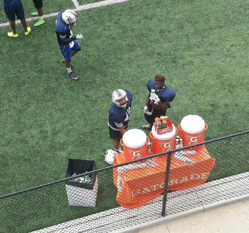 zin721's tweet photo. @k_wright_14 and @2spoongame10 taking a water break #theyputinwork #topnotchscholarathletes http://t.co/1fymzYuZ4i