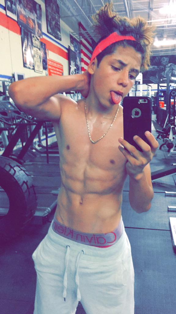 imlilcloud's tweet photo. Some girl came up to me saying Steven Fernandez hair is not that shady 😂😂😂 yea it is really bad http://t.co/3fJ2j1eMCh